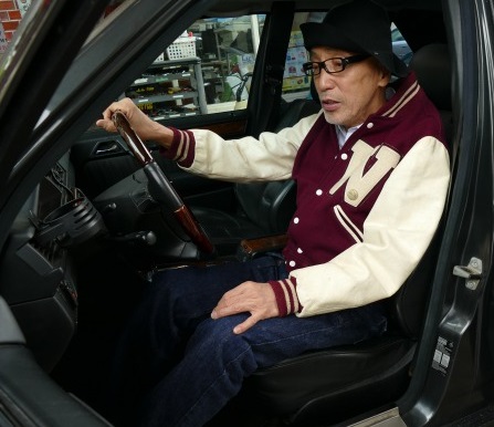 メルセデスベンツ『500E』運転席テリーさん2